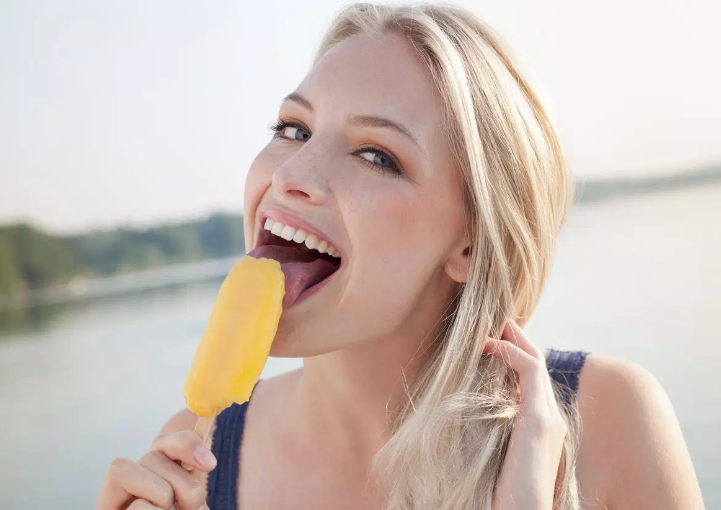 Dondurma nasıl yenir? Bu şekilde tüketilen dondurma mideye zarar! - Resim: 1