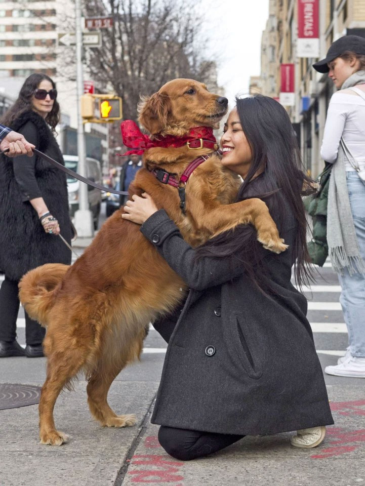 Sokağa çıkıyor önüne gelen herkese sarılıyor  - Resim: 2