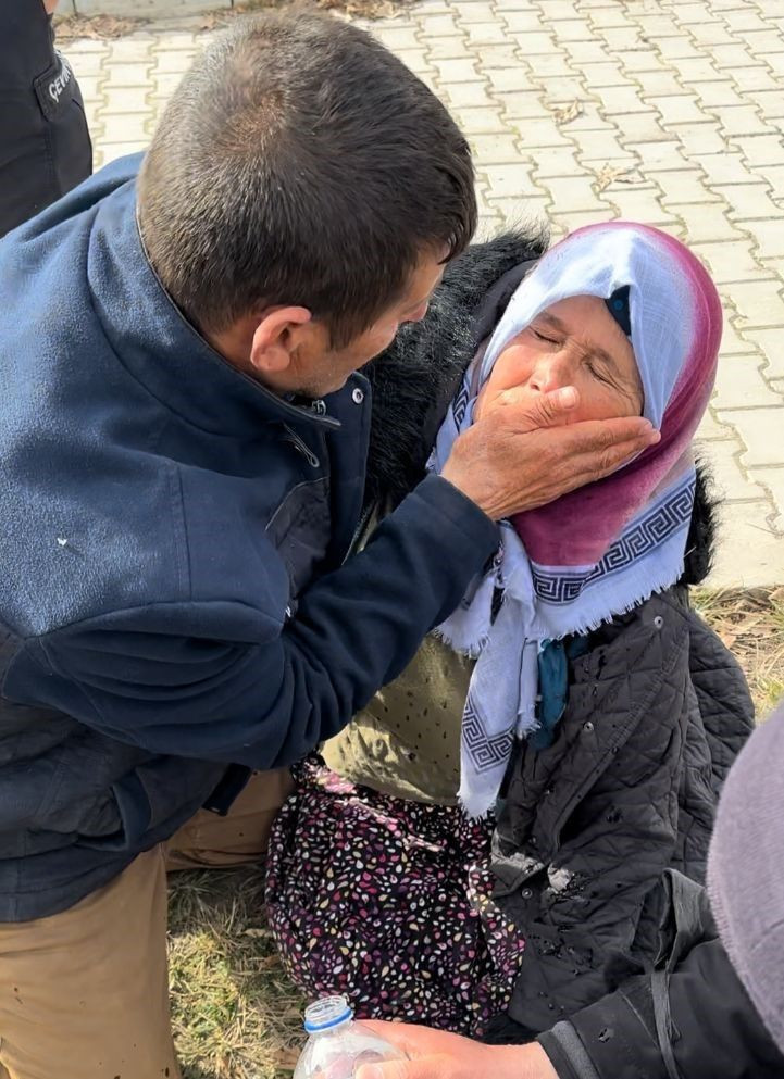 Ekipler enkaz altında buldu! Depremzede kadın haberi alınca sevinçle koşarken bayıldı - Resim: 3