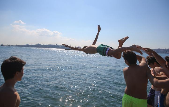 Sıcak havadan bunalan İstanbullular kendini sahile attı - Resim: 2