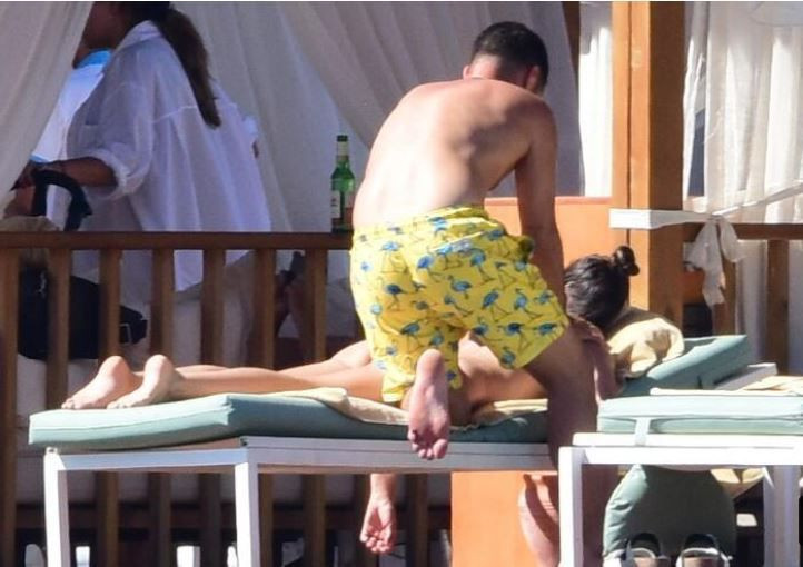 Hande Soral üstsüz güneşlendi! Kraliçeler gibi tatil yaptı! - Resim: 2