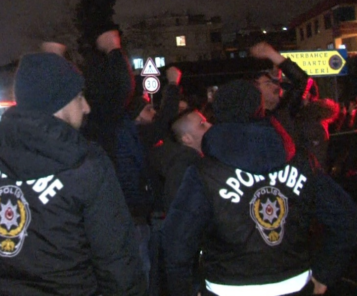 Taraftar Samandıra'yı bastı: Bizi aleme rezil ettiniz - Resim: 3