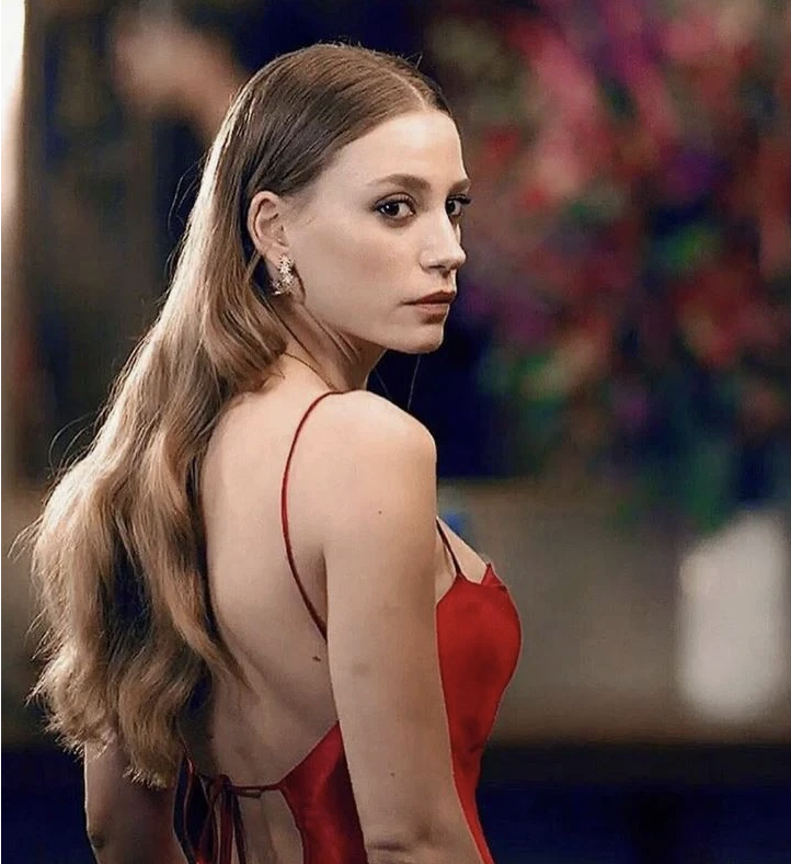 Serenay Sarıkaya'dan sürpriz! Dünyaca ünlü aktör ile partner oldu - Resim: 2