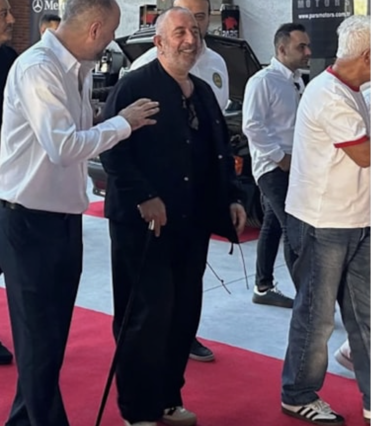 Cem Yılmaz bastondan kurtuldu! Oğlu Kemal ile alışverişe çıktı - Resim: 2