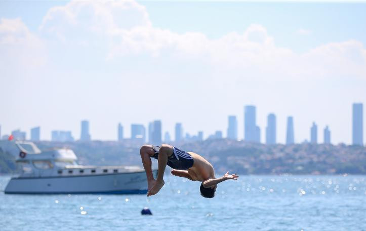 Sıcak havadan bunalan İstanbullular kendini sahile attı - Resim: 1