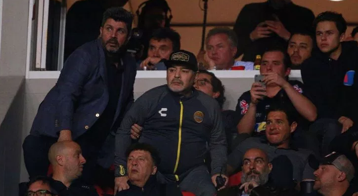 Maradona maçta alkol aldı taraftarı yumrukladı - Resim: 1