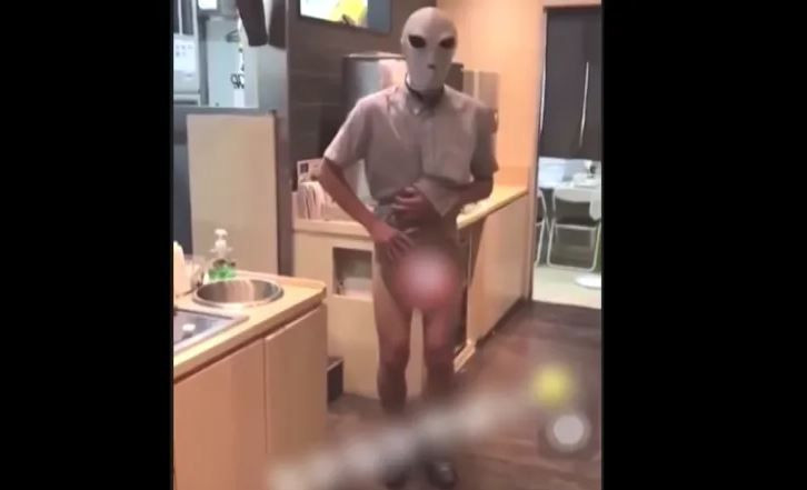 Tepsileri 'cinsel organına' sürdü! Restoranda şok görüntü - Resim: 3