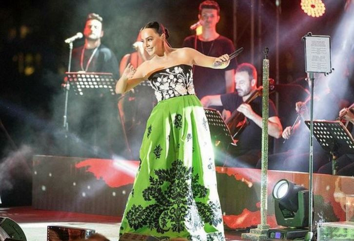 Ebru Gündeş'ten Reza Zarrab'a sahneden olay gönderme: Affetmem, Allah affetsin! - Resim: 4