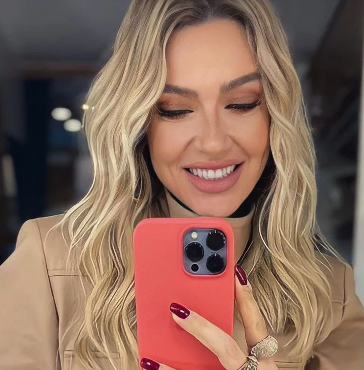 Hadise merdivenlere yattı! Pozları tozu dumana kattı sırtındaki dövmeye yorum yağdı - Resim: 1