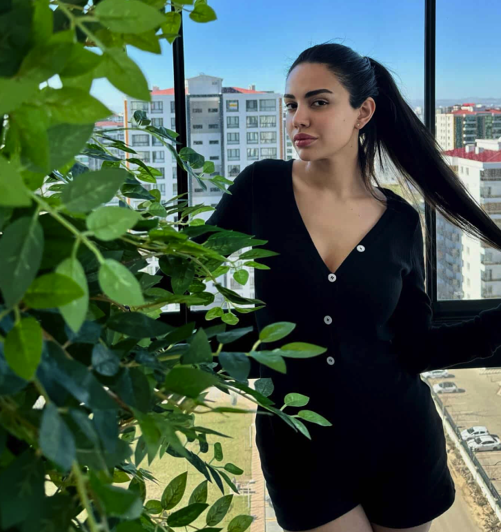 Müstehcen pozlarıyla çok konuşulmuştu! Ece Ronay'ın aylık geliri ne kadar? Dudak uçuklatan miktarlar... - Resim: 2