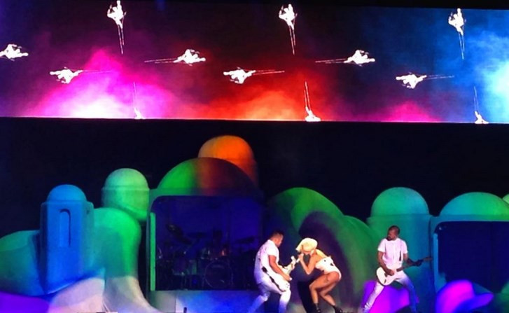 Lady Gaga sahnede soyundu - Resim: 1