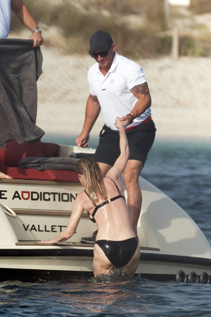 61 yaşındaki ünlü oyuncu bikinisiyle yıllara meydan okudu - Resim: 3