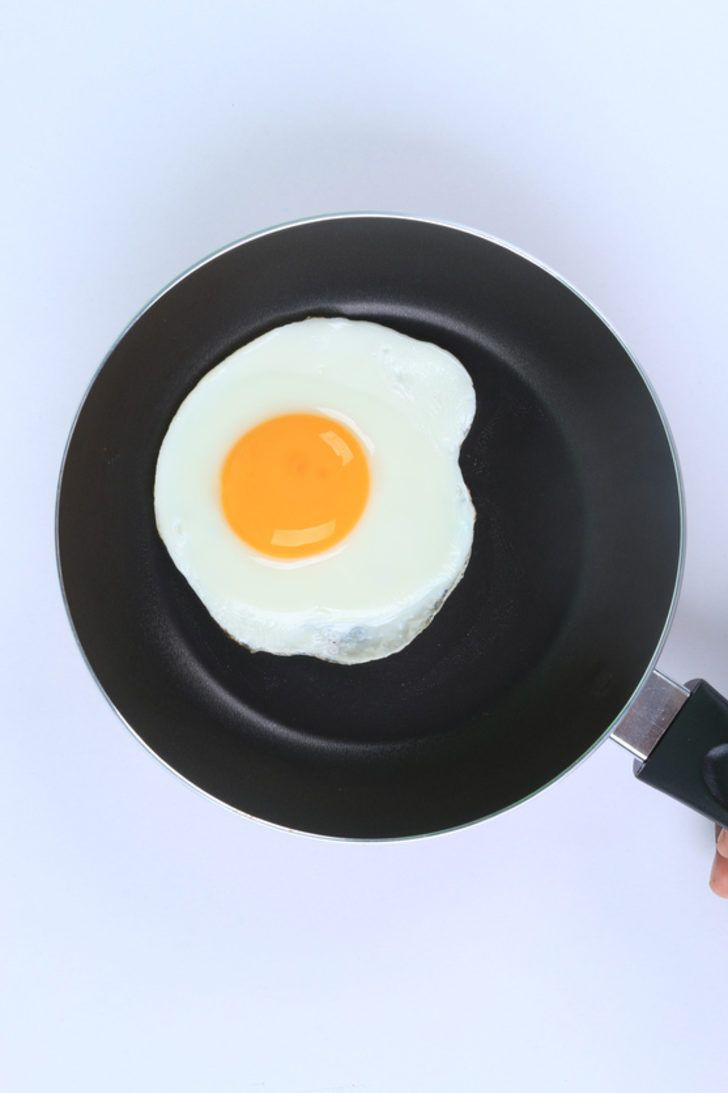 Herkese lazım bir bilgi! Yumurta pişirirken tavaya su koyarsanız... - Resim: 2