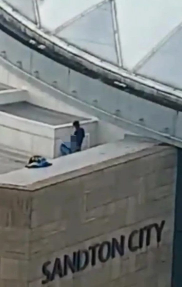 AVM'de rezalet! Çatıda cinsel ilişkiye girdiler Onlarca kişi karşı binadan izledi - Resim: 1