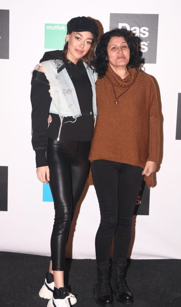 Dilan Çiçek'in bir de annesine bakın! İşte ünlüler ve anneleri... - Resim: 2