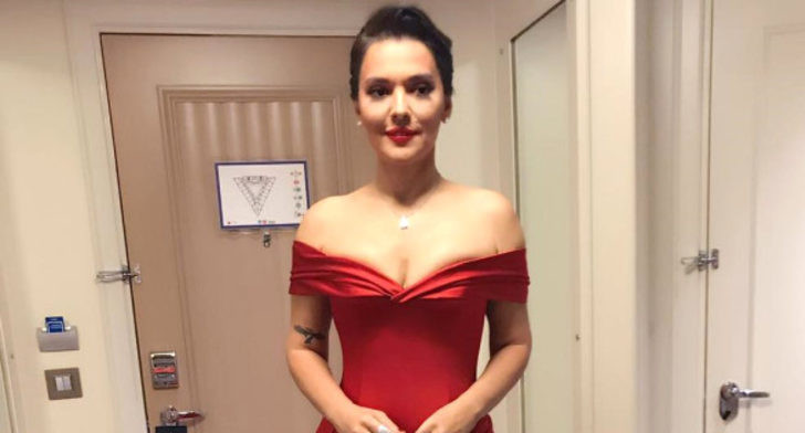 Kırmızı elbisesi ile yorum rekoru kırdı - Resim: 1