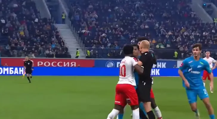 Futbol sahası ringe döndü! Zenit Spartak Moskova maçında tekme ve yumruklar havada uçuştu! - Resim: 4