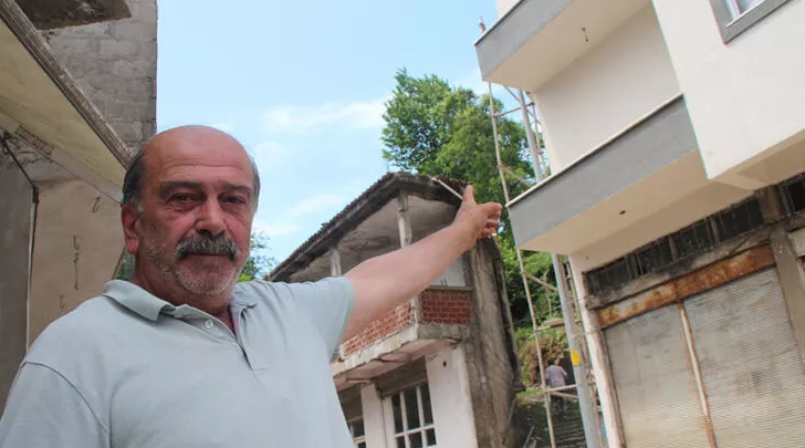 Rize'de fıkra gibi bir bina! Balkonu var, balkon kapısı yok - Resim: 1