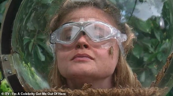 Kafasını böceklerle dolu bir fanusa soktu!  - Resim: 3