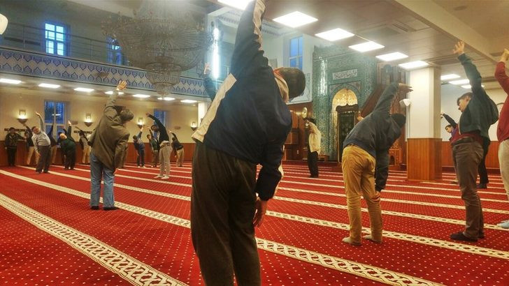 Hatay'da bir camide ilginç görüntüler! Cemaatten namaz sonrası spor - Resim: 1