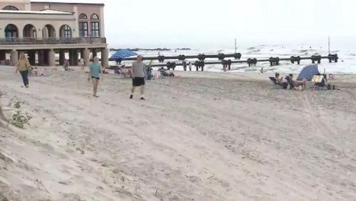 Korona günlerinde dünyayı şaşkına çeviren görüntü! Plajlara akın ettiler - Resim: 3