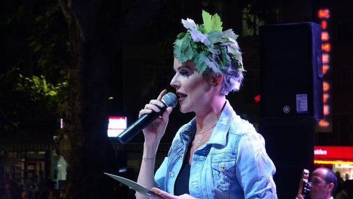 İpek Tanrıyar herkesi şaşırttı! Saçına taktığı şeylere bakın! - Resim: 2