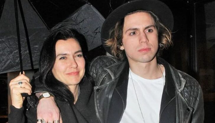 Sadakatsiz'in yıldızı Tarık Emir Tekin annesi Yasak Elma'nın başrolü Şevval Sam'la paylaştı - Resim: 2