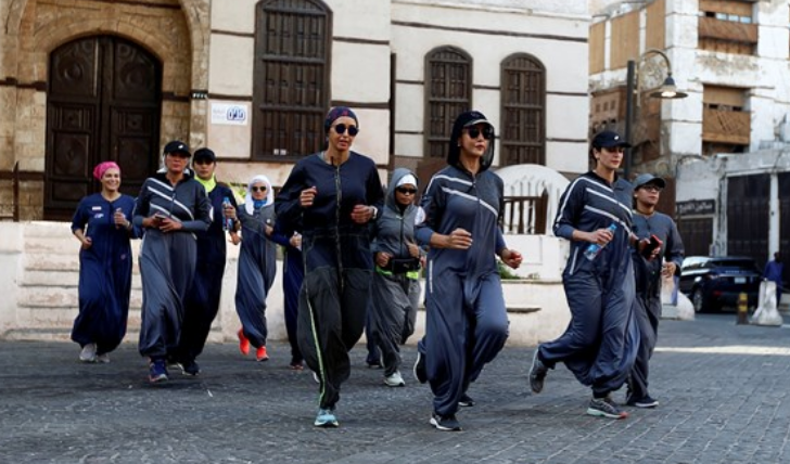 Tarihi kare! Şalvarlarını giyip sokağa çıktılar - Resim: 1