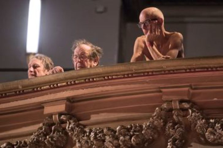 İlginç oyun! Oyuncular da seyirciler de çırılçıplak soyunuyor - Resim: 2