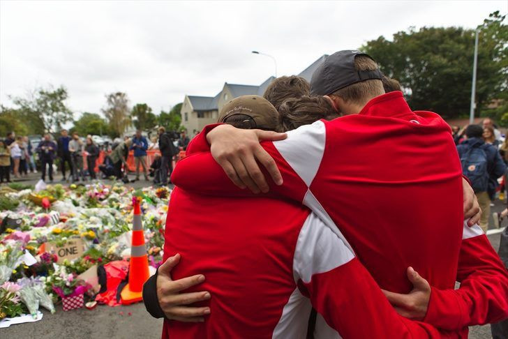 Yeni Zelanda'da katliamın yaşandığı camiye akın ettiler gözyaşlarına boğuldular - Resim: 4