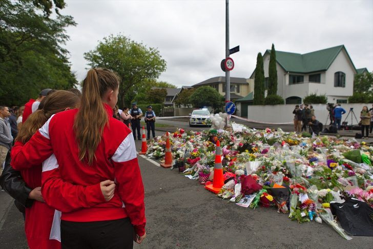 Yeni Zelanda'da katliamın yaşandığı camiye akın ettiler gözyaşlarına boğuldular - Resim: 3