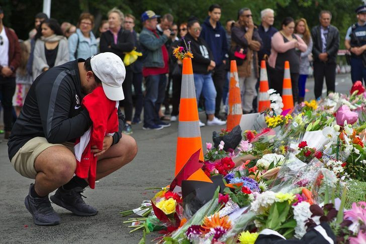 Yeni Zelanda'da katliamın yaşandığı camiye akın ettiler gözyaşlarına boğuldular - Resim: 2