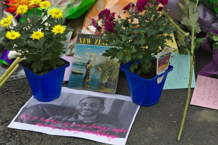 Yeni Zelanda'da katliamın yaşandığı camiye akın ettiler gözyaşlarına boğuldular - Resim: 1