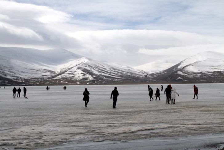 Buzla kaplanan Çıldır Gölü'nden muhteşem görüntüler - Resim: 3
