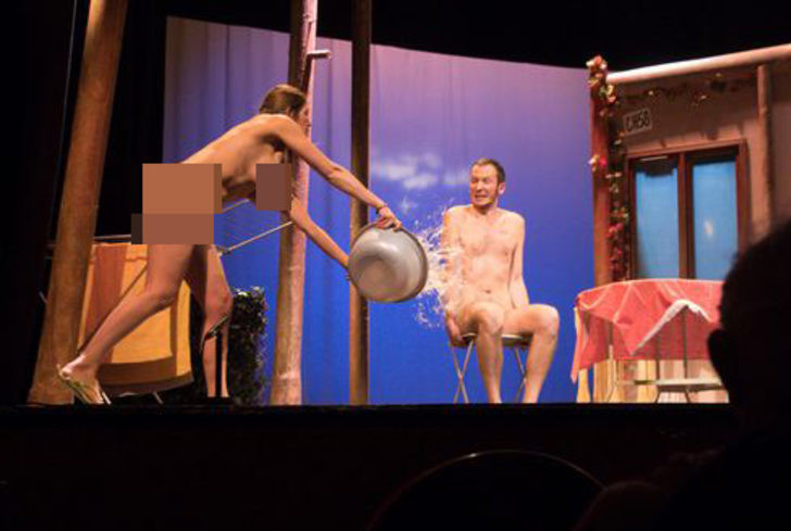 İlginç oyun! Oyuncular da seyirciler de çırılçıplak soyunuyor - Resim: 1