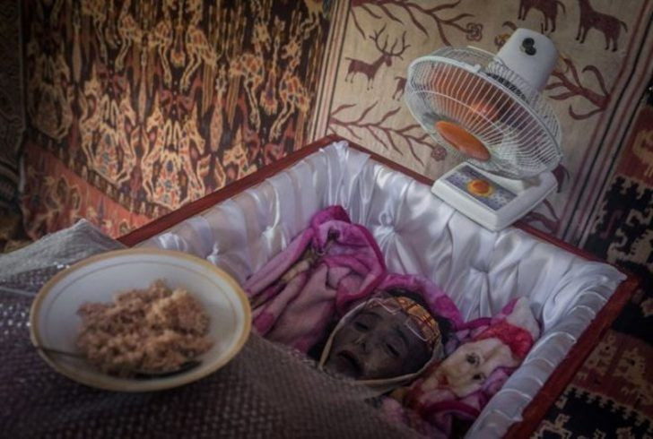 Ölülerle aynı evde yaşıyorlar mezara gömmüyorlar - Resim: 4