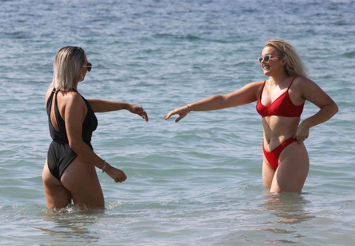 Ünlü popçu kırmızı bikinisiyle nefes kesti - Resim: 2