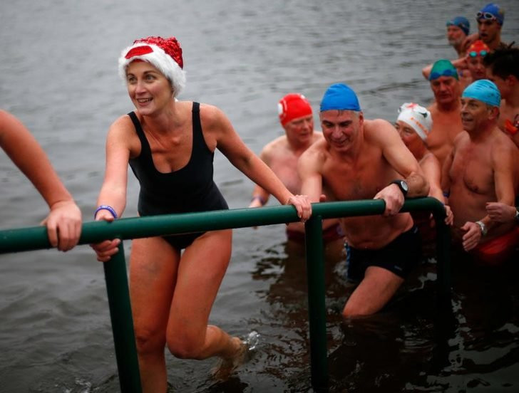 Yok böyle yılbaşı kutlaması dondurucu soğukta öyle şeyler yaptılar ki - Resim: 4