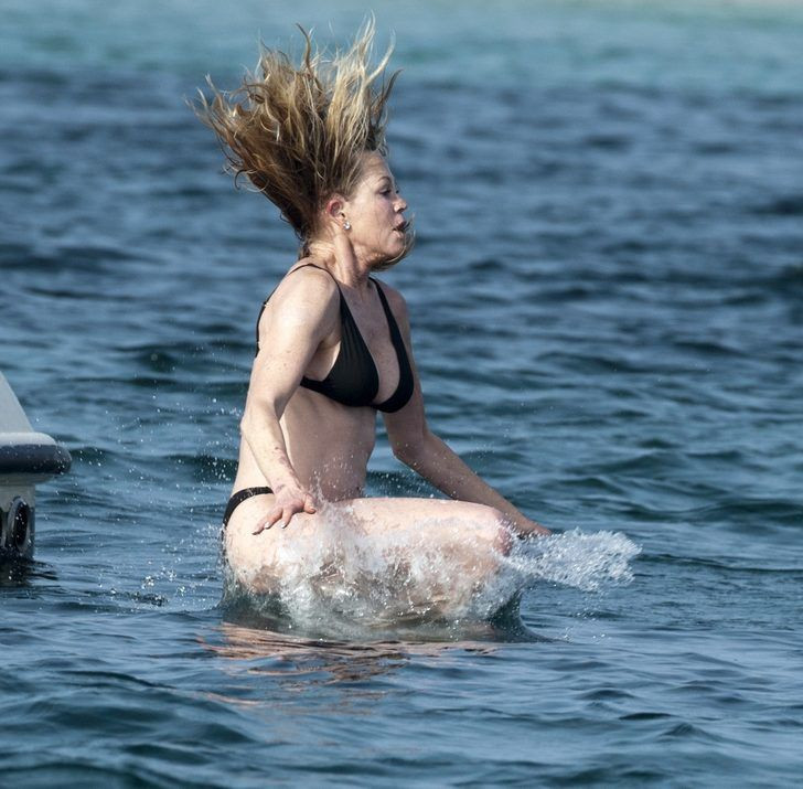 61 yaşındaki ünlü oyuncu bikinisiyle yıllara meydan okudu - Resim: 4