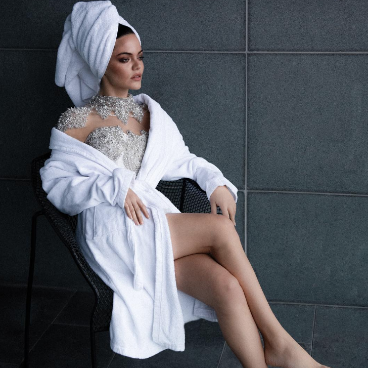 Çukurova'nın Zeliha'sı Hilal Altınbilek derin sırt dekolteli mini elbisesiyle ağızları açık bıraktı - Resim: 3