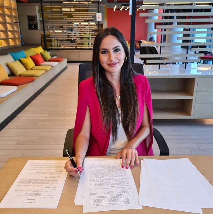 Olay TV Nevşin Mengü'den sonra güzel sunucu Duygu Demirdağ'a da imzayı attırdı! - Resim: 4