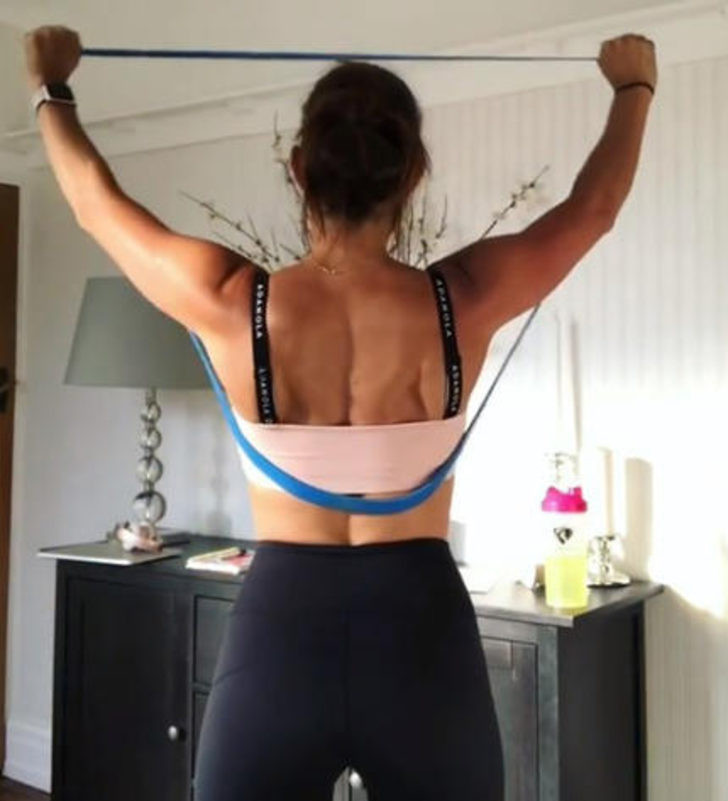 Evde yaptığı spor ile harikalar yarattı - Resim: 1