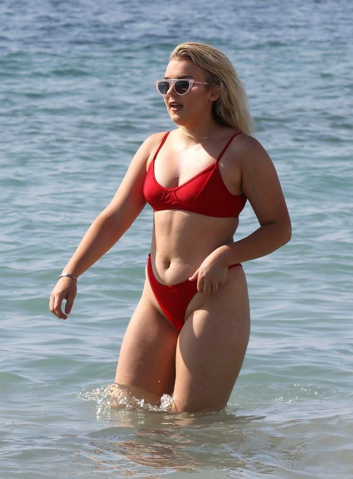 Ünlü popçu kırmızı bikinisiyle nefes kesti - Resim: 4
