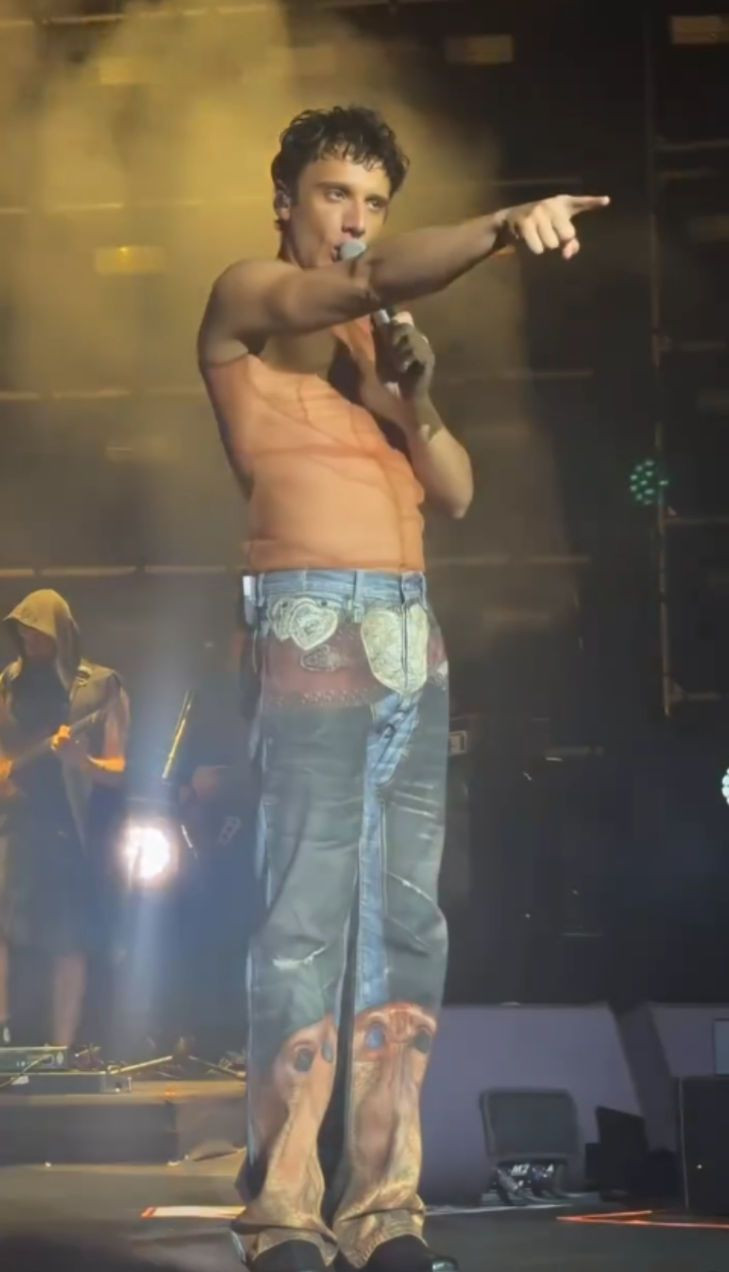 Şarkıcı Edis'e izleyicilerden ve ünlülerden tepki! "Evlatlarımıza kötü örnek oluyor" - Resim: 2