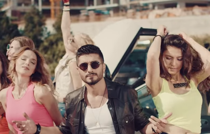 O şarkıcı gözaltına alındı! İnsanların milyonlarca lirasını bakın nasıl çalmış - Resim: 1