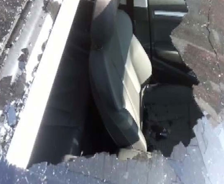 İstanbul'da feci anlar seyir halindeki otomobilin üstüne düştü - Resim: 2