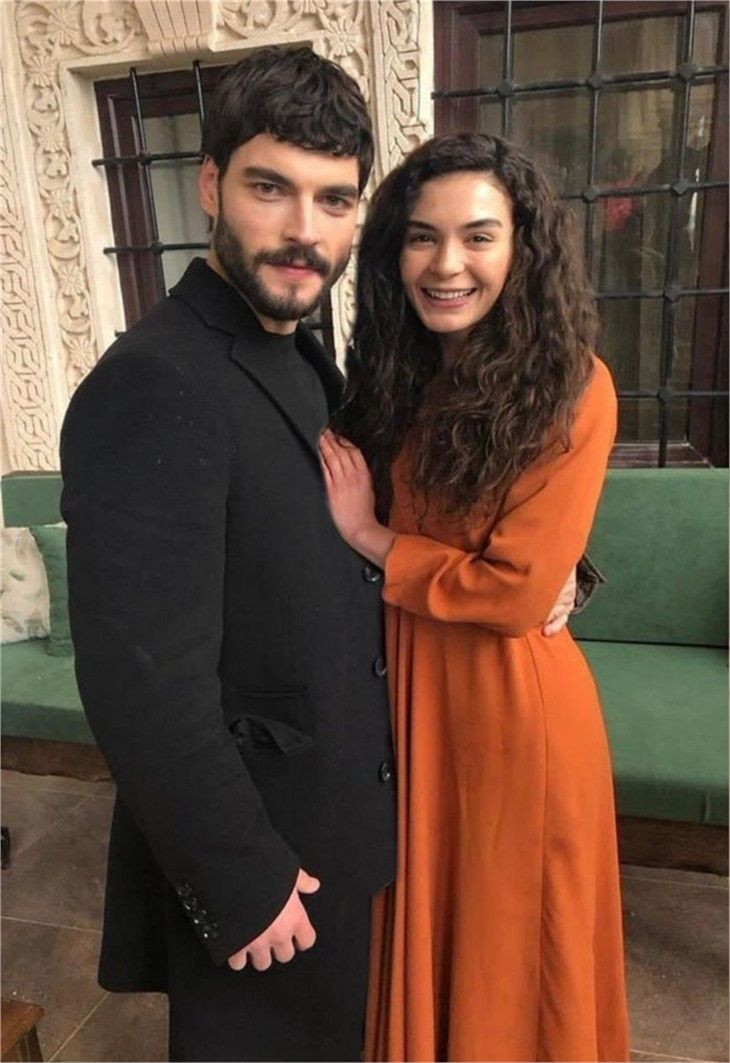 Akın Akınözü sevgilisi Sandra Pestemalciyan ile evleniyor! Hercai'de oynuyor - Resim: 1