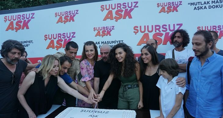 Hercai'nin yıldızı Ebru Şahin'in yeni filminin çekimleri bitti! Şuursuz Aşk'ın final yemeği - Resim: 1