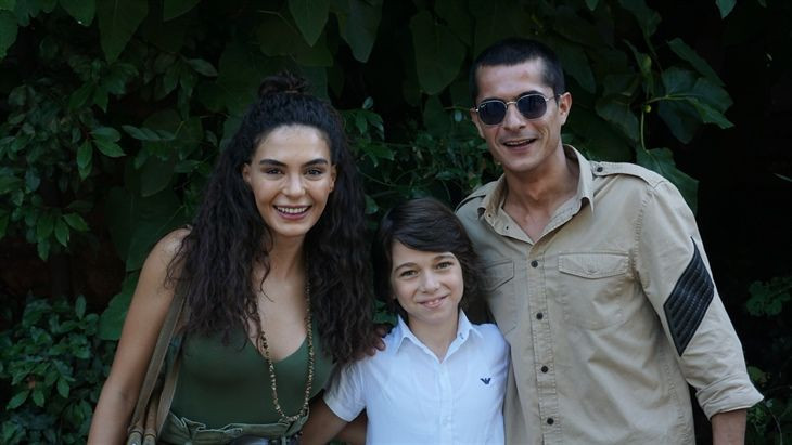 Hercai'nin yıldızı Ebru Şahin'in yeni filminin çekimleri bitti! Şuursuz Aşk'ın final yemeği - Resim: 2