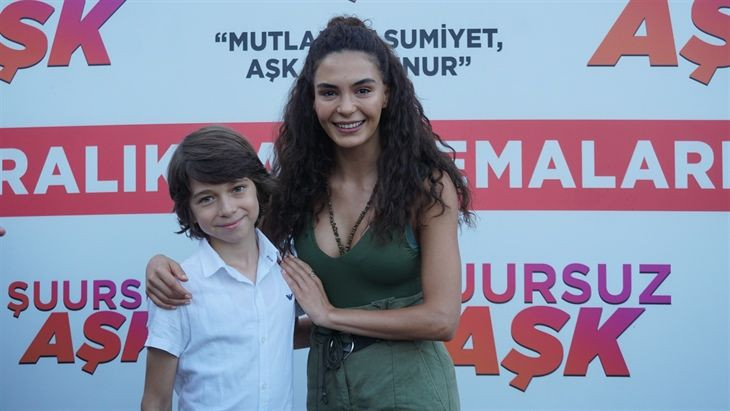 Hercai'nin yıldızı Ebru Şahin'in yeni filminin çekimleri bitti! Şuursuz Aşk'ın final yemeği - Resim: 4